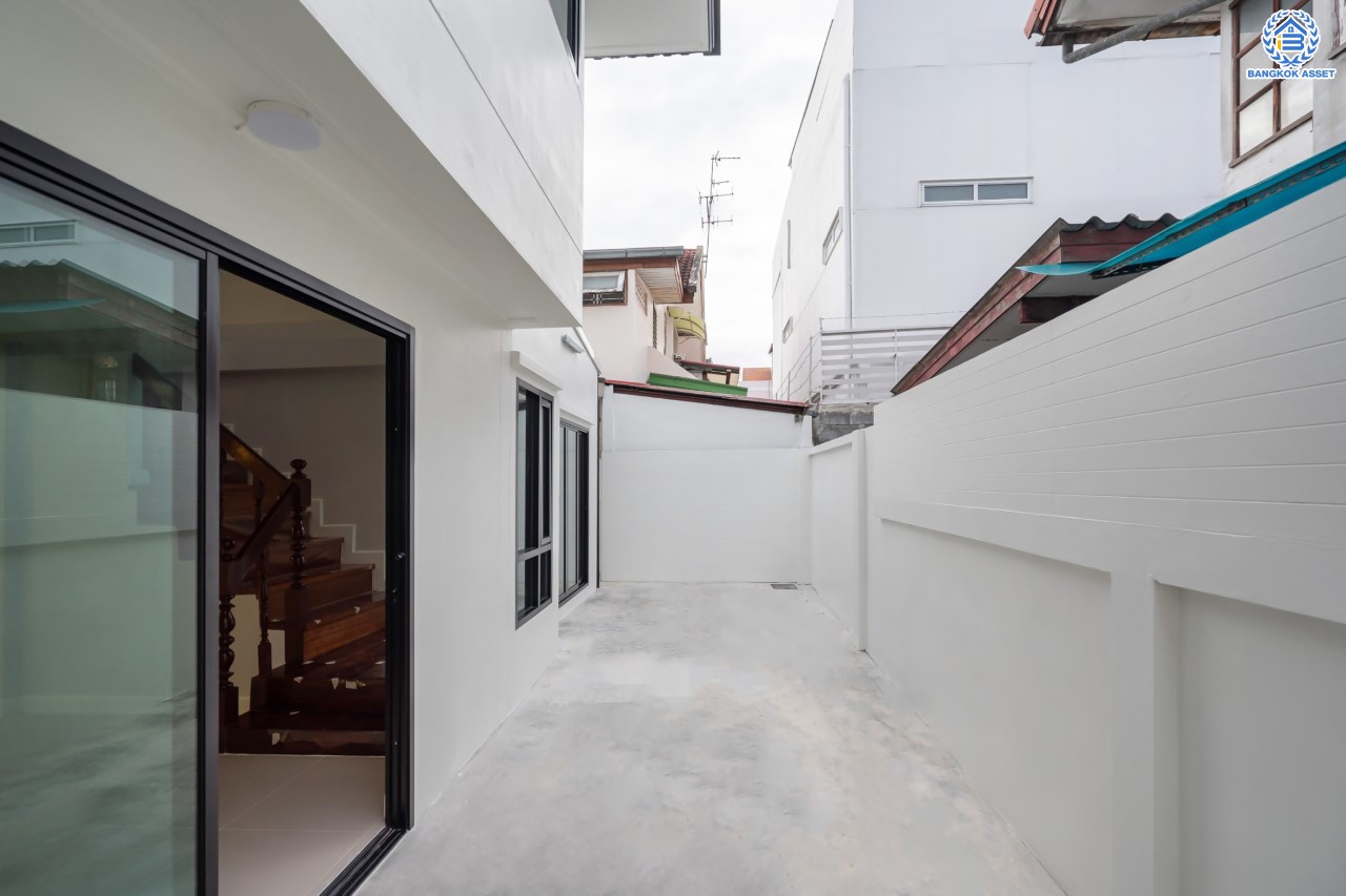 บ้านมือสองตกแต่งใหม่ ม.กฤษดานคร แจ้งวัฒนะ เนื้อที่ 63 ตร.ว. ฟังก์ชันจัดเต็ม 3 ห้องนอน 2 ห้องน้ำ 1 ห้องอเนกประสงค์ จอดรถได้ 2 คัน ดีไซน์ Classic บนทำเลศักยภาพ เชื่อมต่อหลายเส้นทาง ใกล้ทางด่วนแจ้งวัฒนะ, เซ็นทรัลแจ้งวัฒนะ และรถไฟฟ้าสายสีชมพู "สถานีแจ้งวัฒนะ-ปากเกร็ด 28"